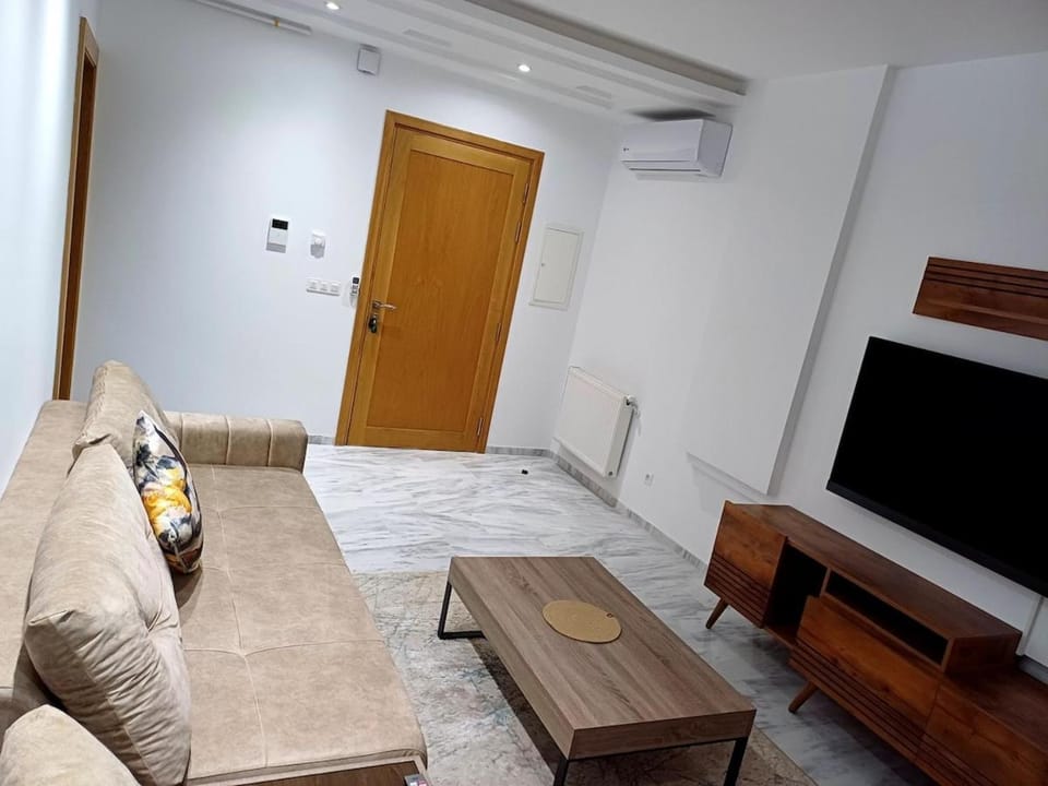 Communal lounge/ TV room, TV and multimedia, Living room, air conditioner