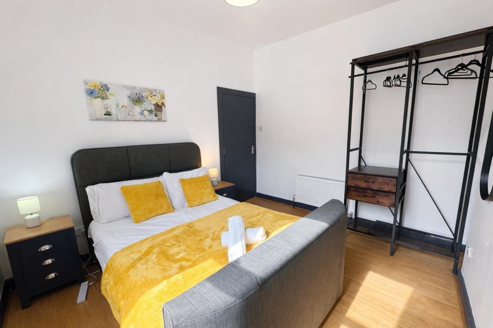 5BR Charming House House in Belfast