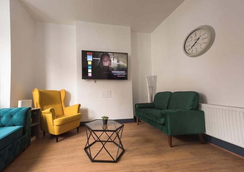 5BR Charming House House in Belfast