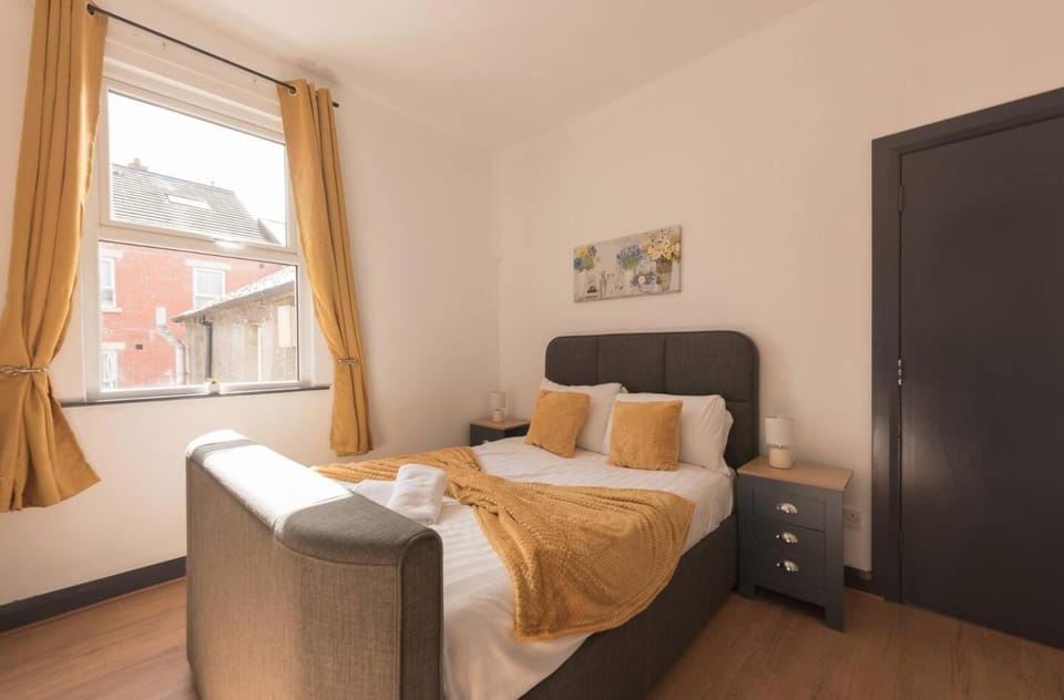 5BR Charming House House in Belfast