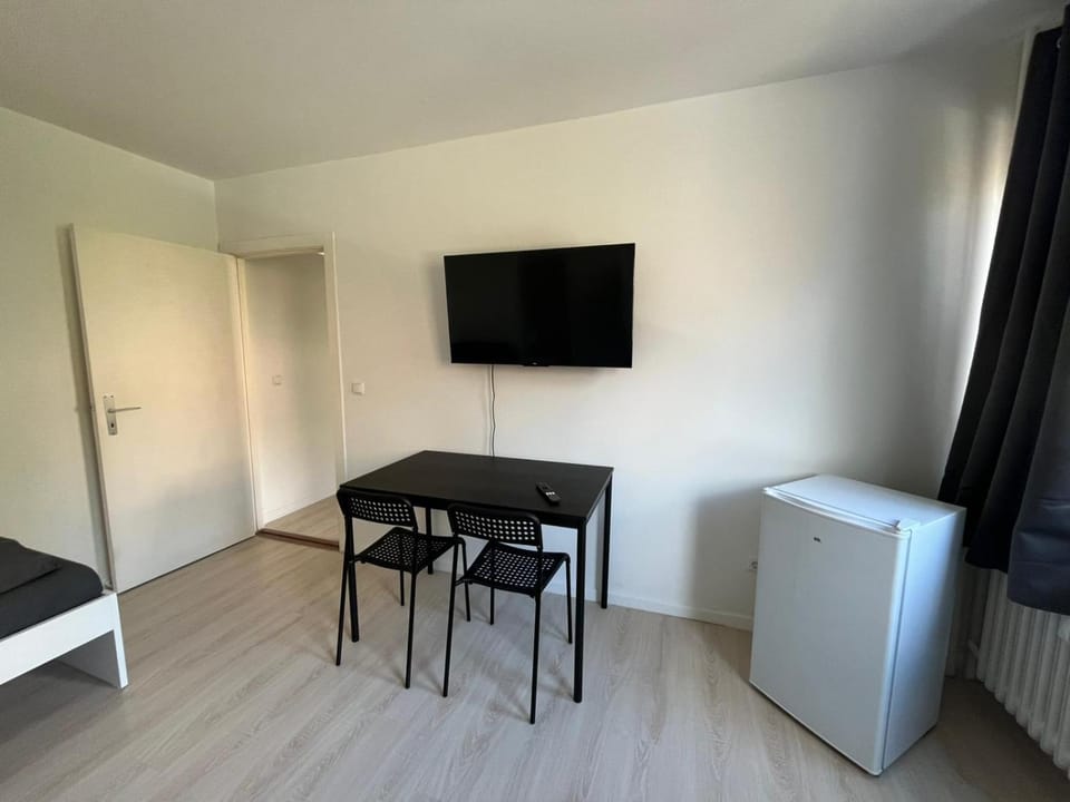3 BR, 5 Singlebeds, Free Parking, Balcony, Neumünster near A7 Autobahn Apartment in Neumünster