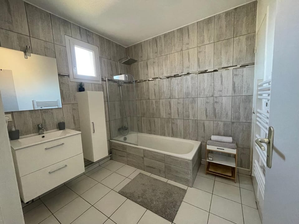 Shower, Toilet, Bathroom, Bath, towels