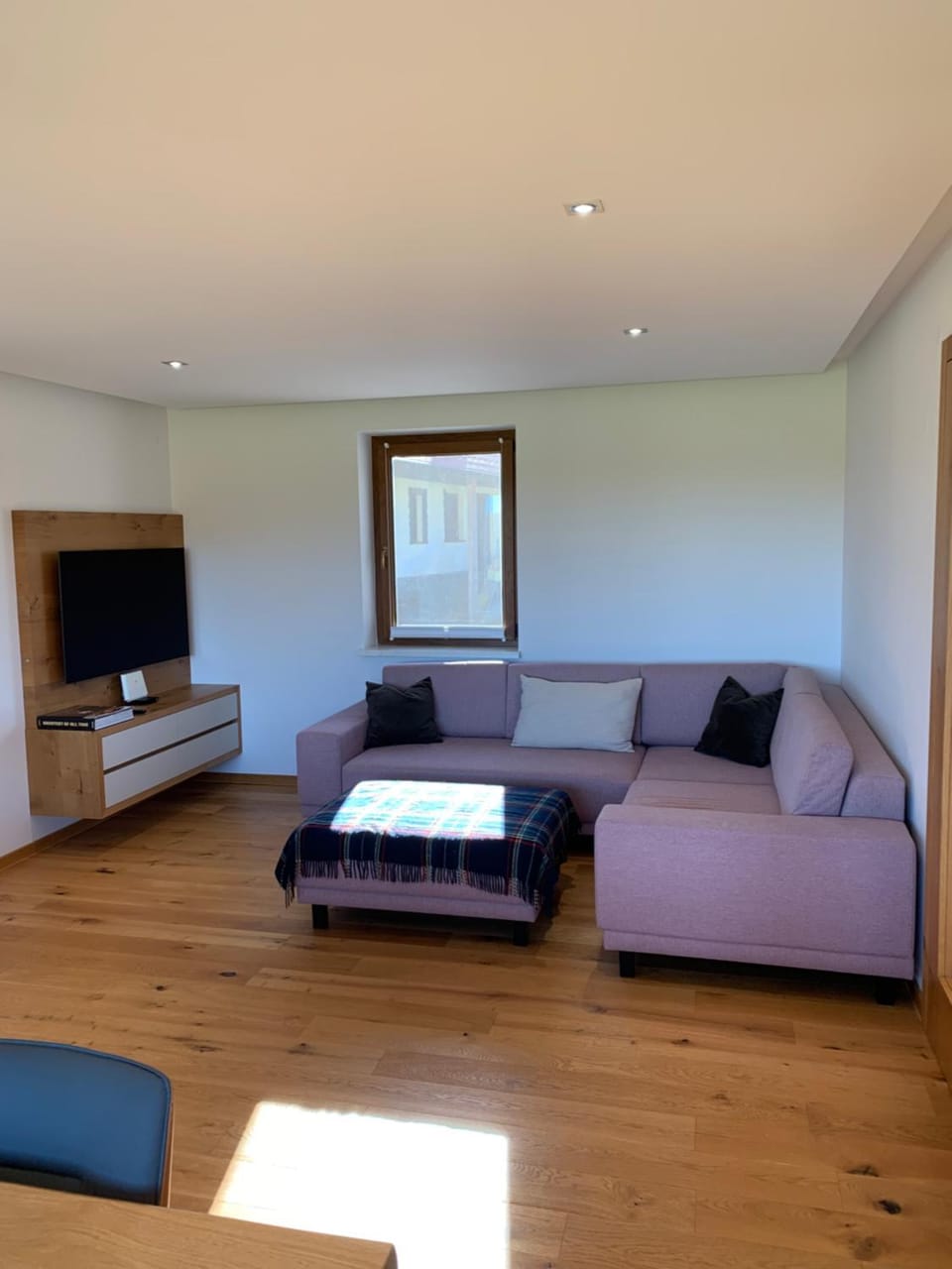 TV and multimedia, Living room, Decorative detail, Seating area, heating, internet