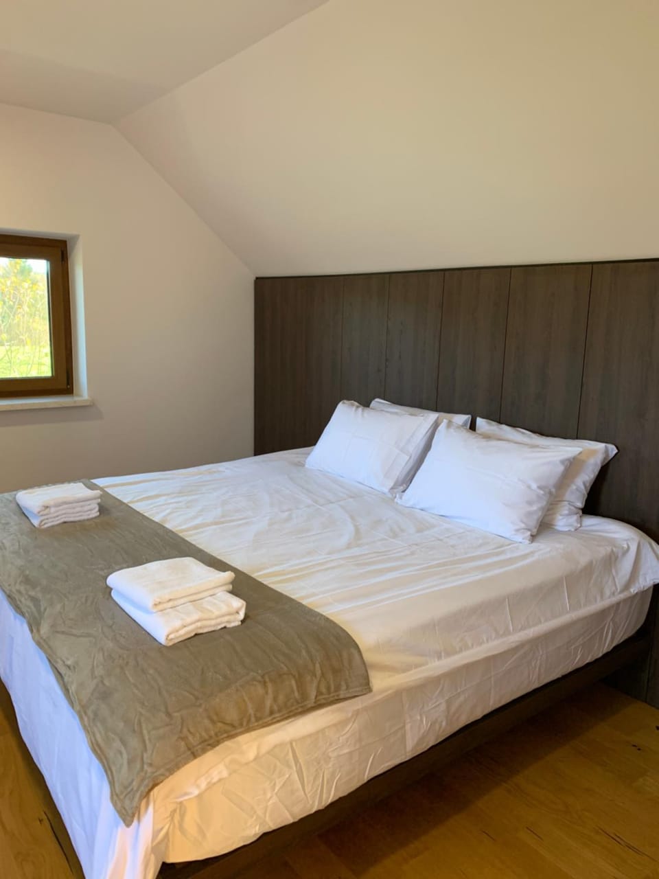 Bed, Photo of the whole room, Decorative detail, Bedroom, heating, towels
