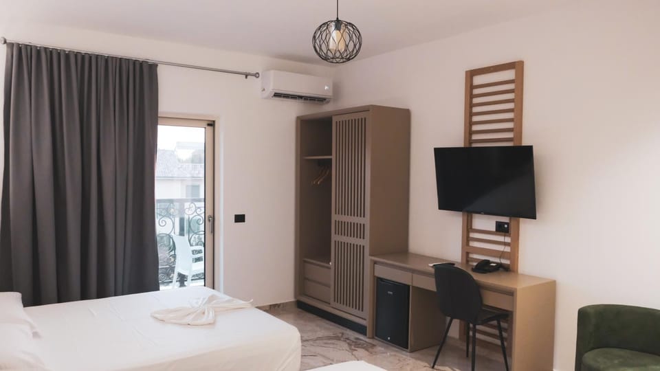 Bed, Bedroom, wardrobe, air conditioner