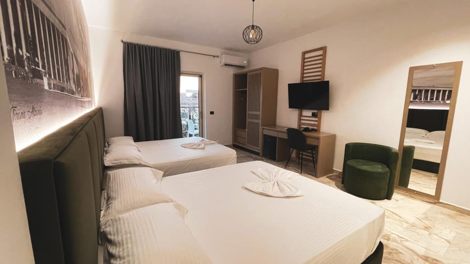 Bed, TV and multimedia, Photo of the whole room, Bedroom, wardrobe, air conditioner