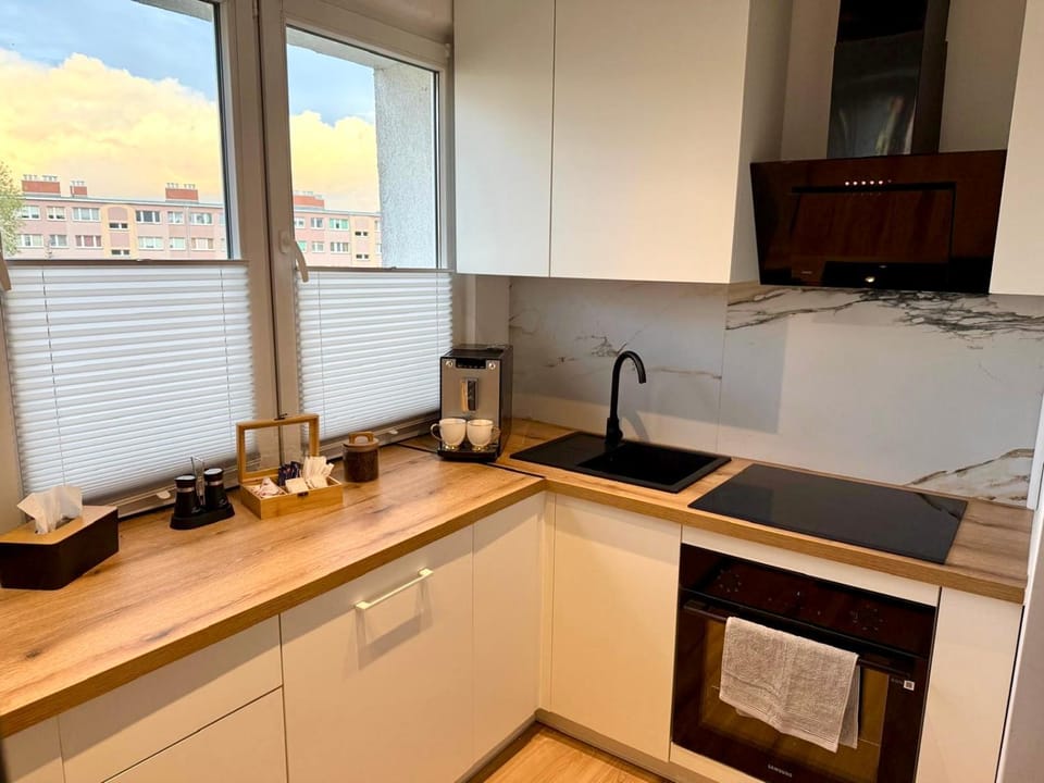 Coffee/tea facilities, Kitchen or kitchenette, stove