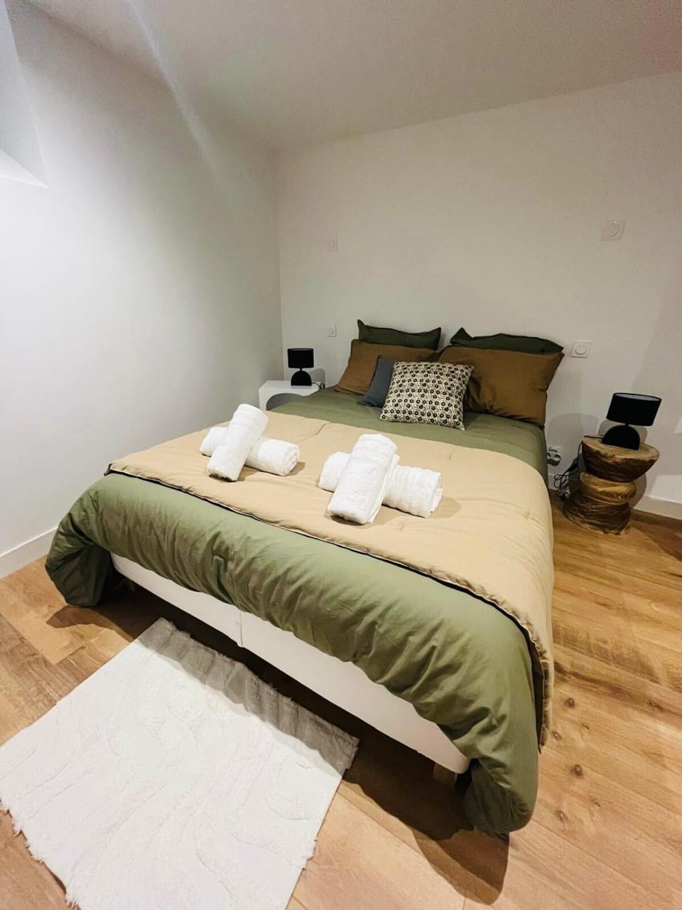 Bed, Bedroom, towels