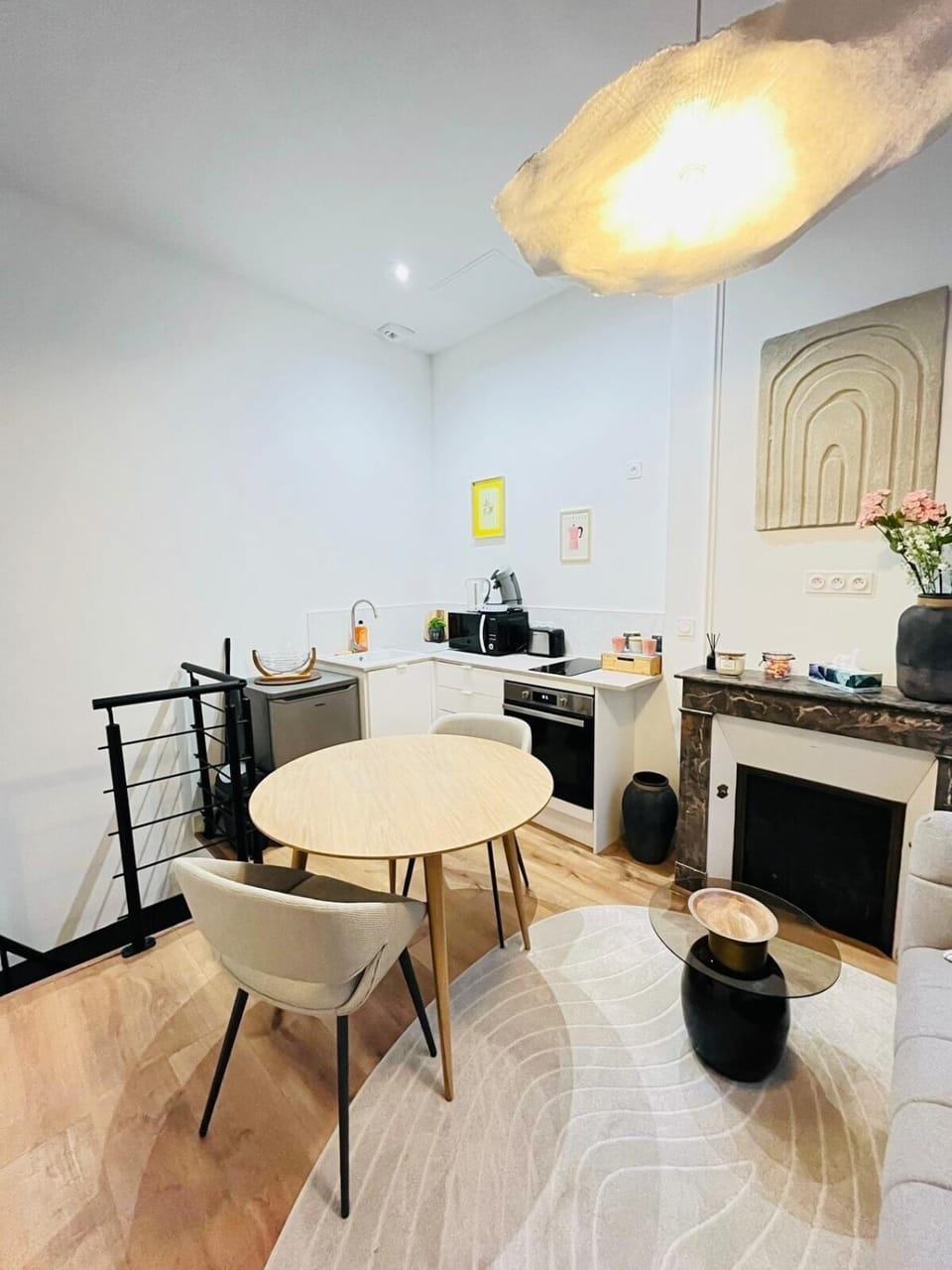 Kitchen or kitchenette, Seating area, Dining area