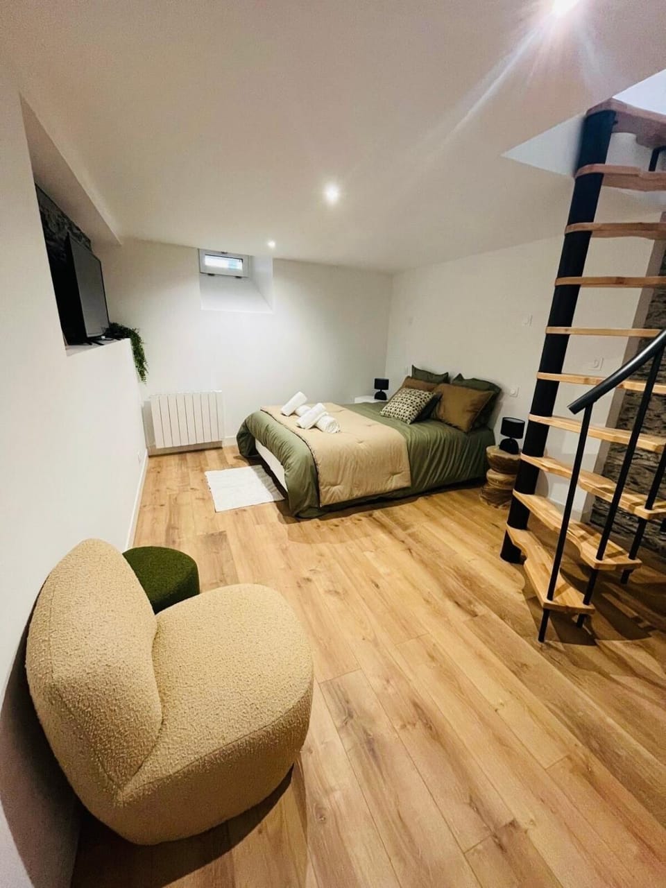 Bed, TV and multimedia, Photo of the whole room, Bedroom