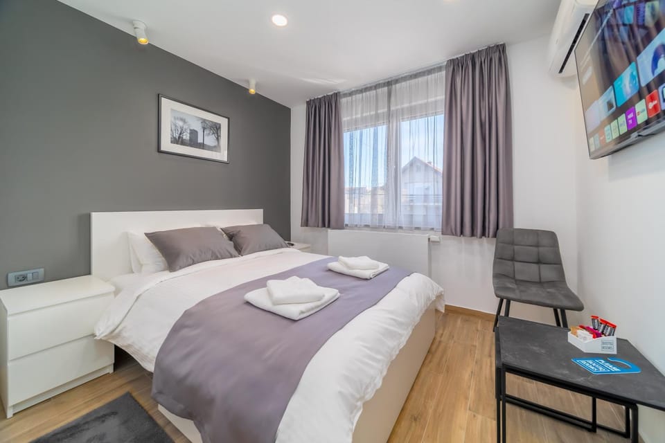 Bed, TV and multimedia, Photo of the whole room, Seating area, Bedroom, towels