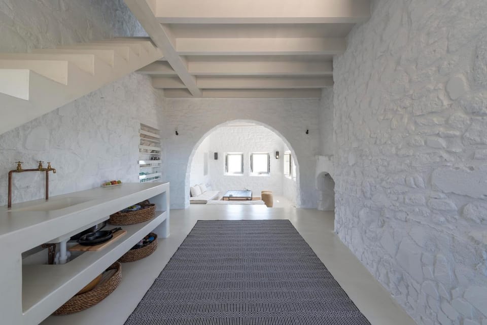Kitchen or kitchenette, fireplace