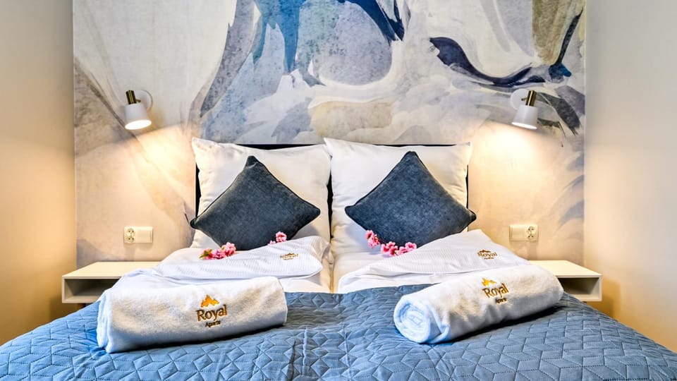 Bed, Bedroom, towels