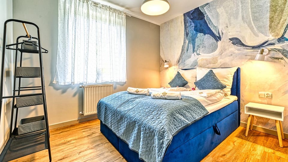 Bed, Bedroom, towels