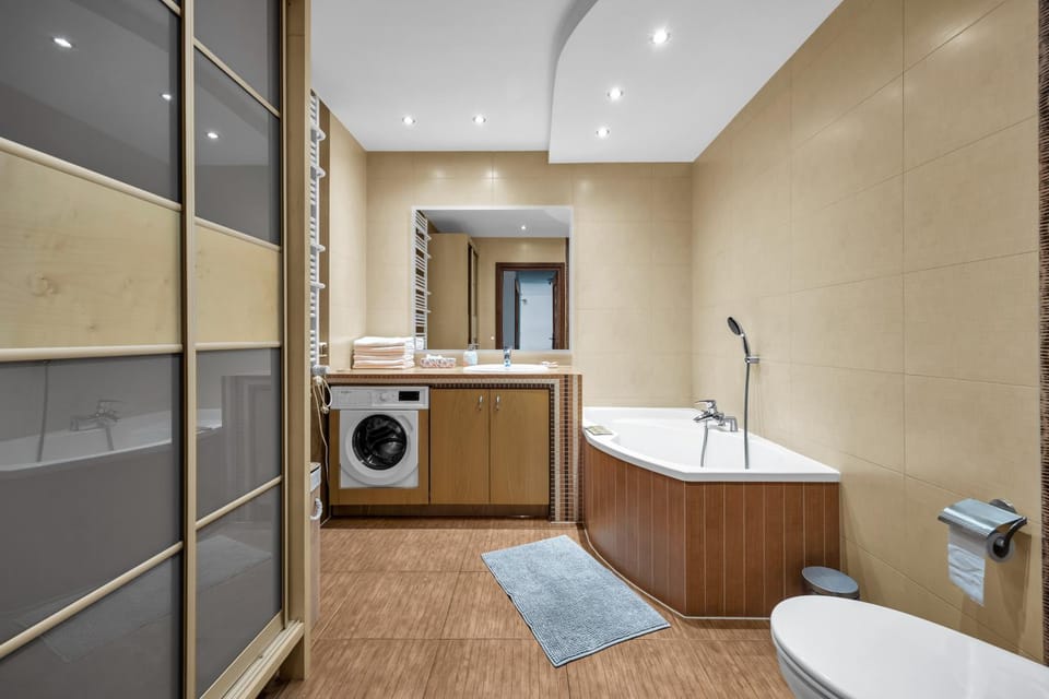 Toilet, Bathroom, Bath, towels, washing machine