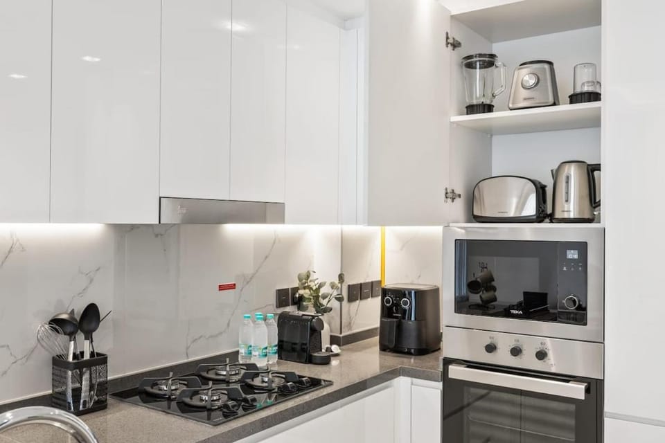 Coffee/tea facilities, stove, toaster