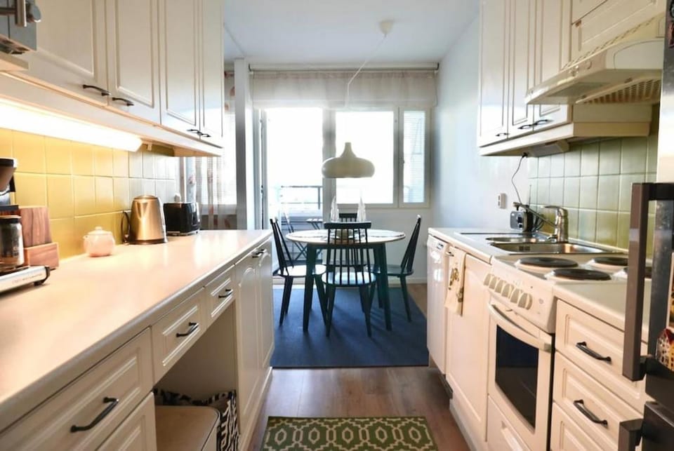 Coffee/tea facilities, Kitchen or kitchenette, dishwasher, oven, stove, toaster