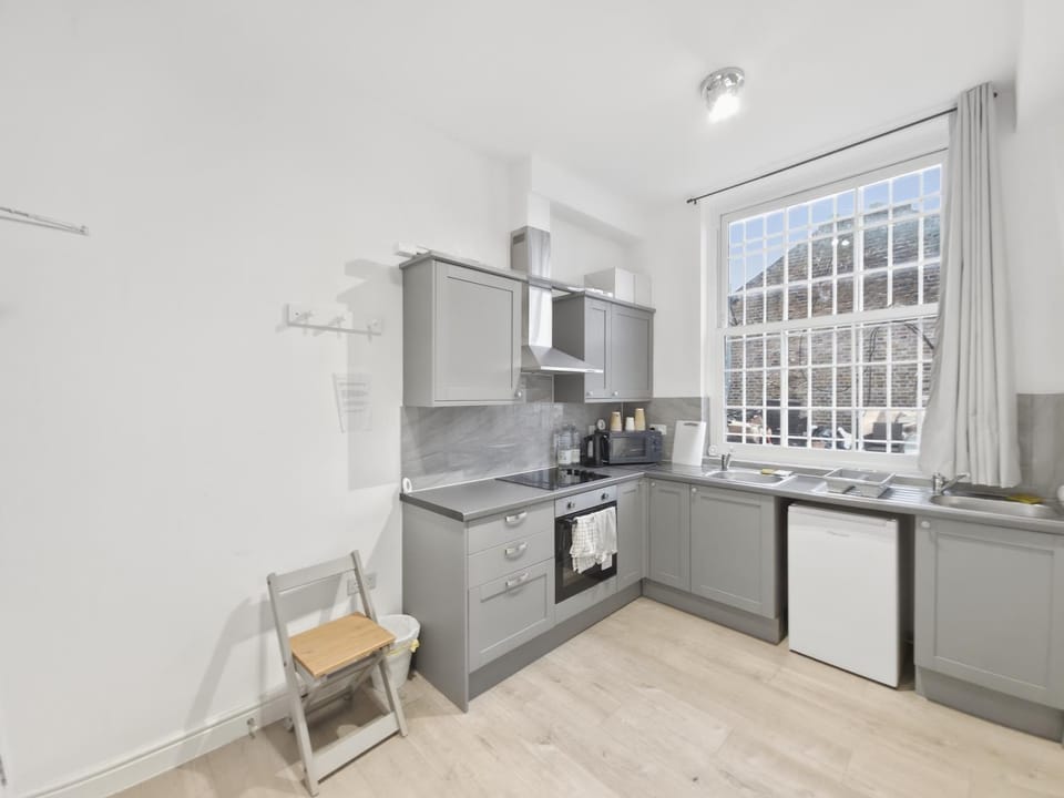 6 Guest Room in Zone 2 - Willesden Green Bed and Breakfast in London