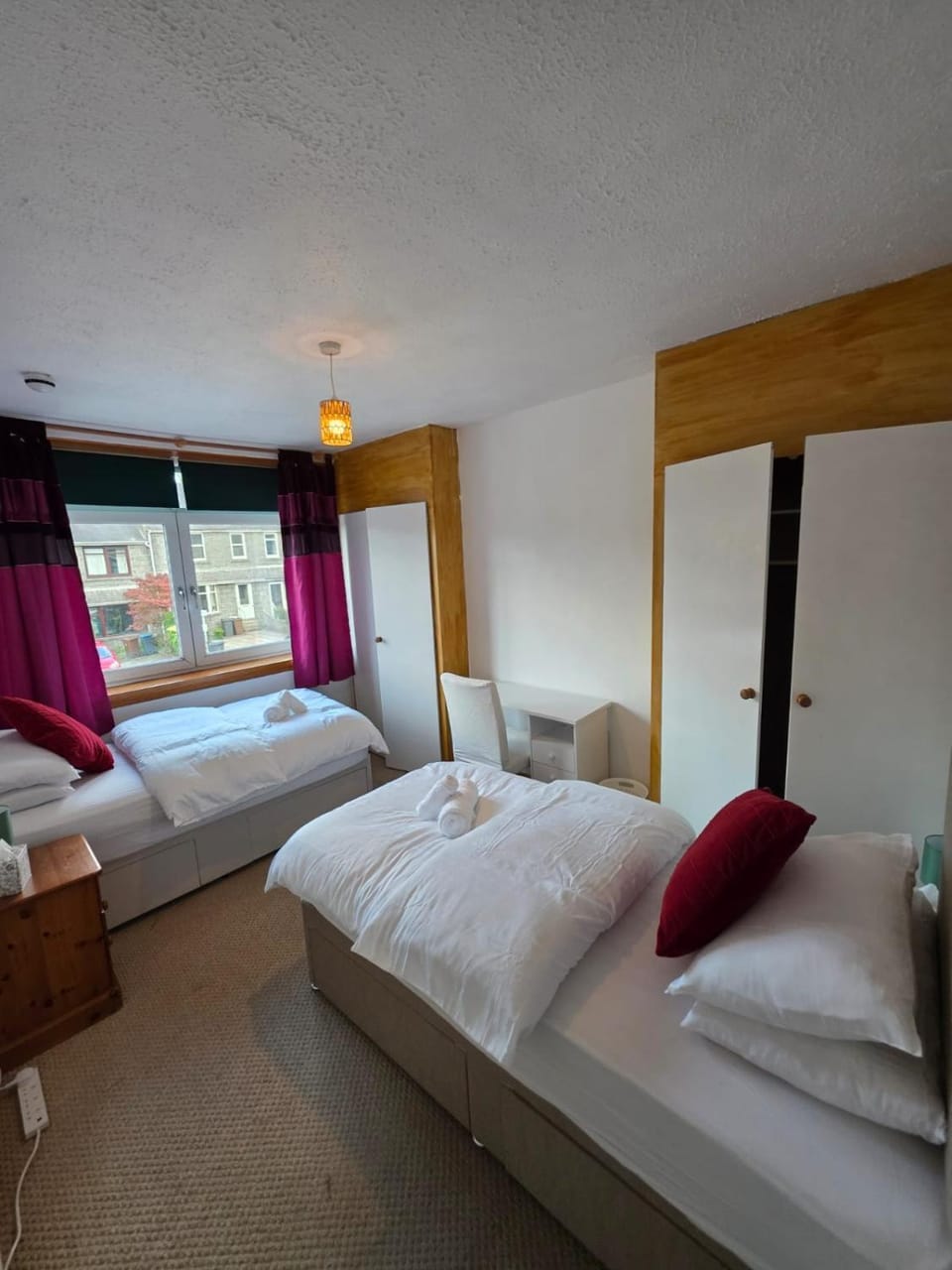 Bed, Bedroom, towels