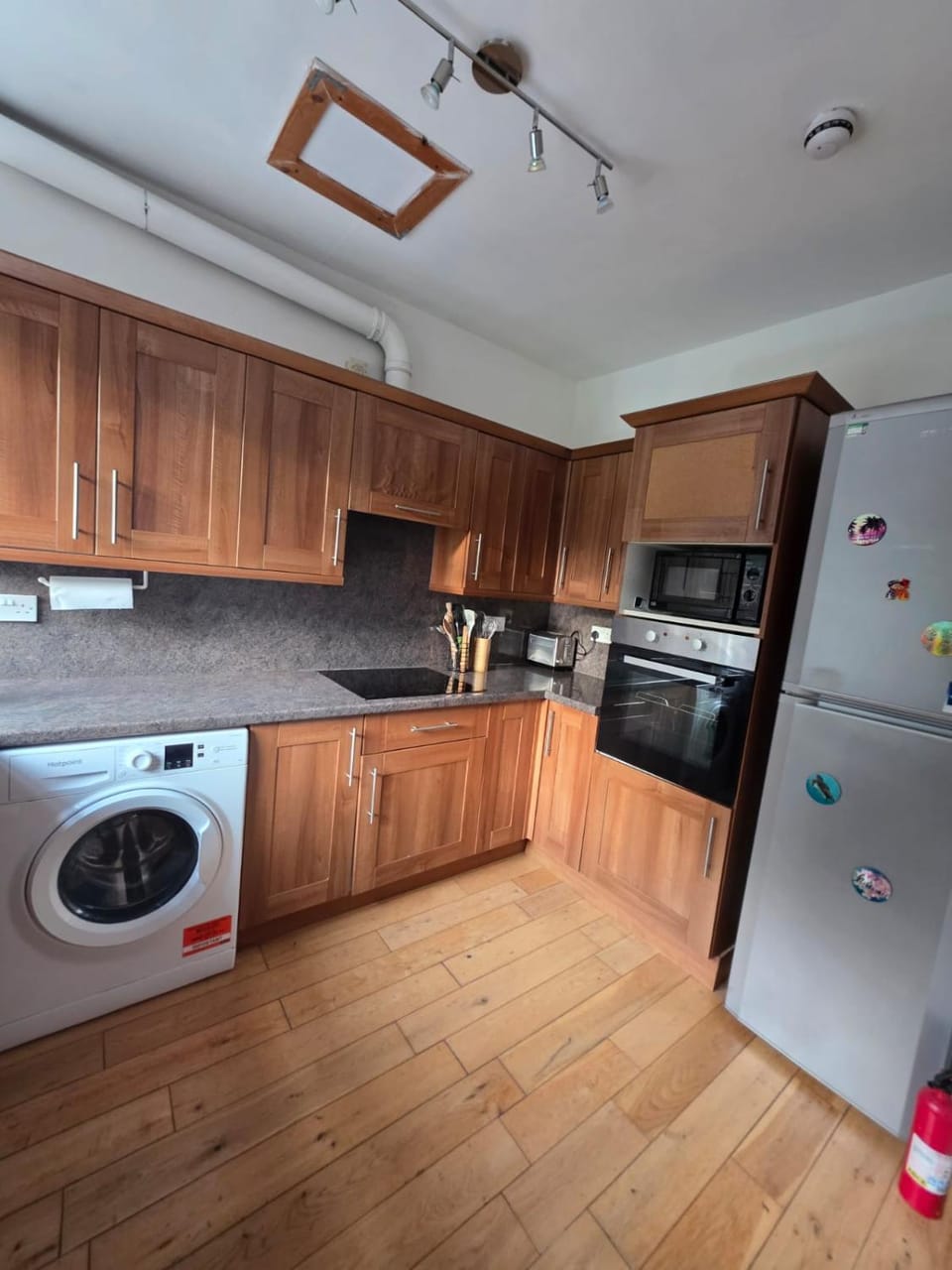 Kitchen or kitchenette, oven, toaster, washing machine