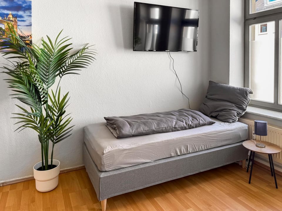 Bed, TV and multimedia, Photo of the whole room, Bedroom