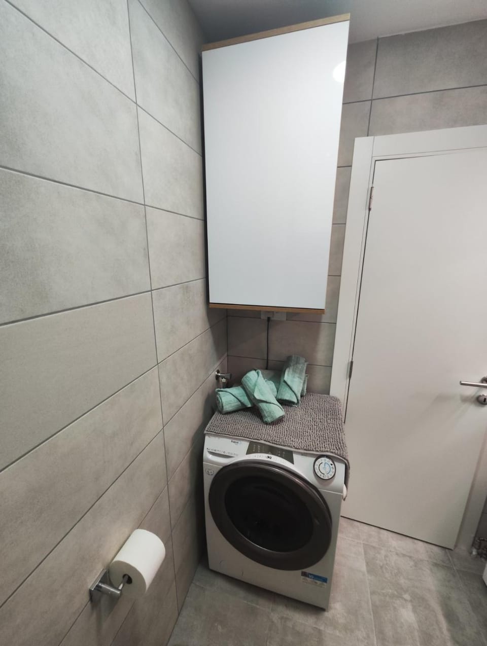 Toilet, towels, washing machine