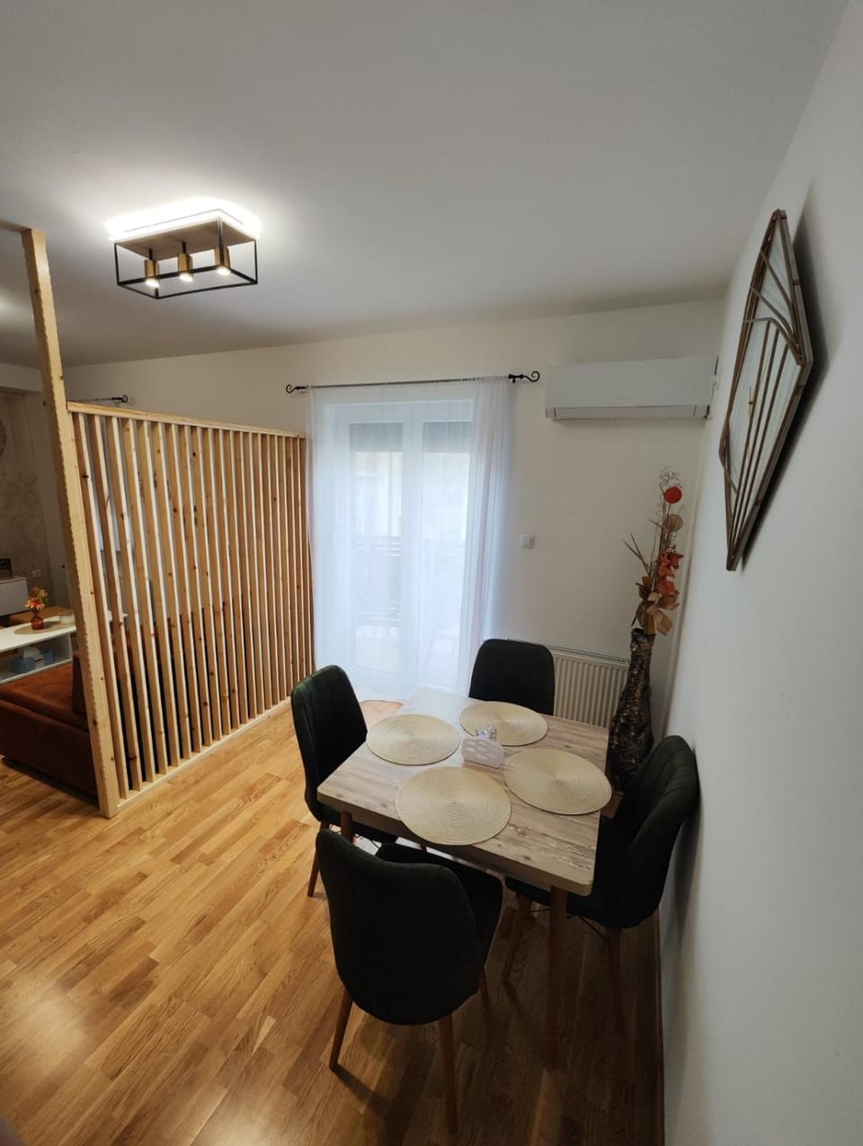Seating area, Dining area, air conditioner