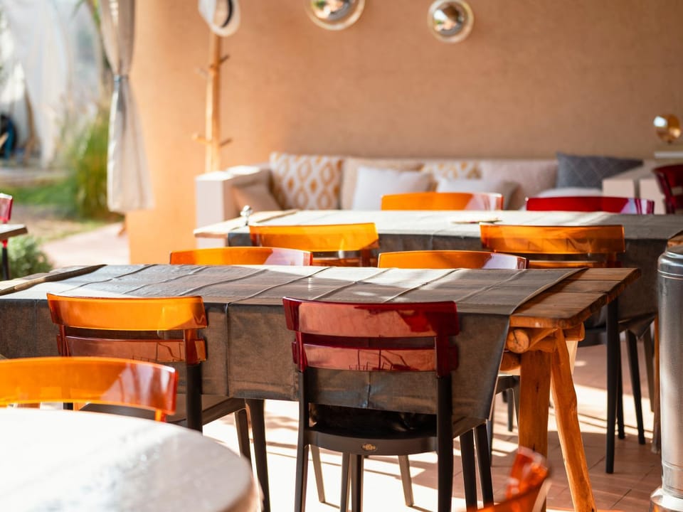 Restaurant/places to eat, Banquet/Function facilities, Dining area