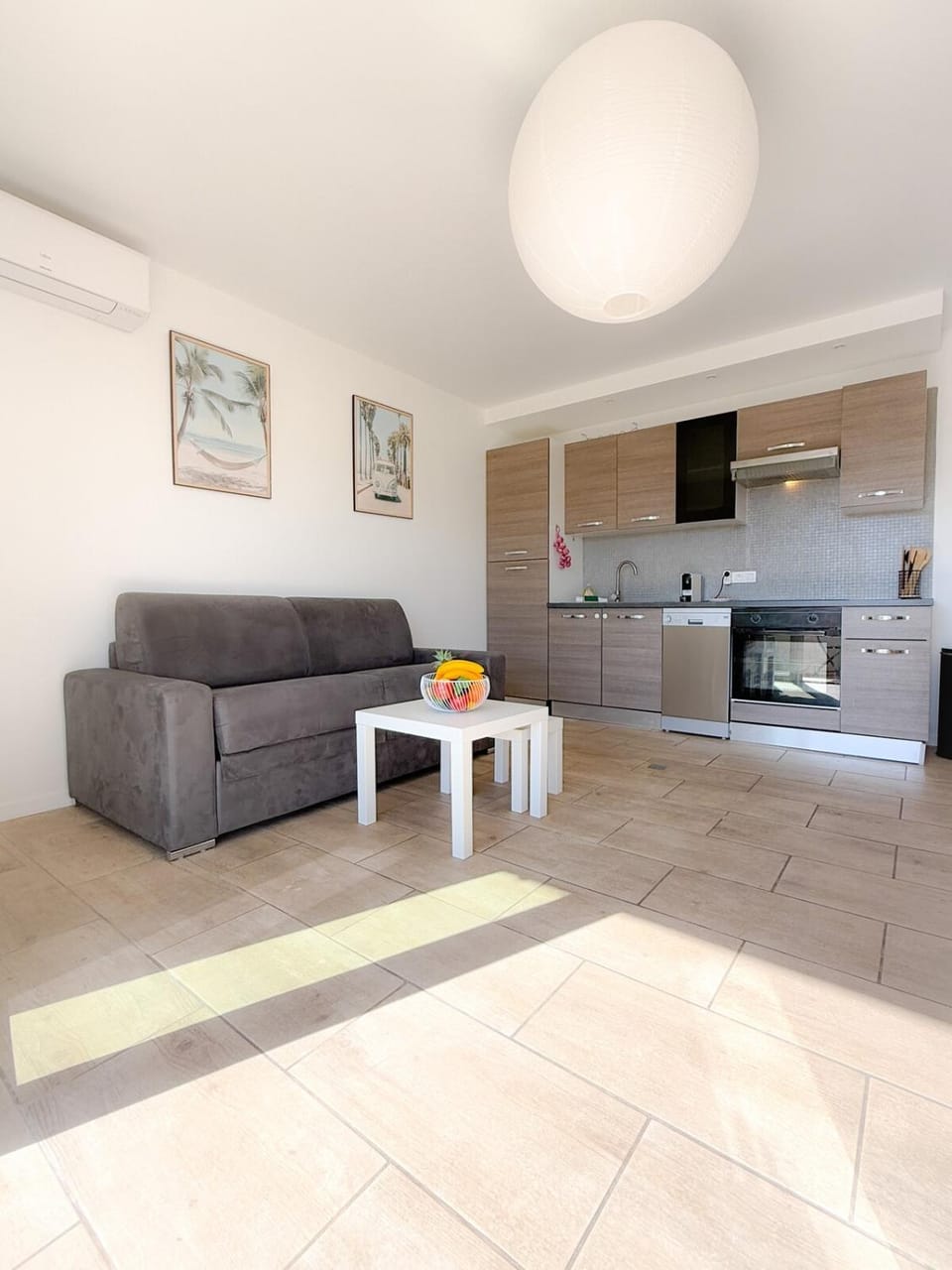 TV and multimedia, Kitchen or kitchenette, Living room, Seating area, Dining area, oven, stove