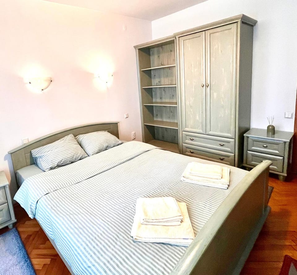 Bed, Bedroom, towels