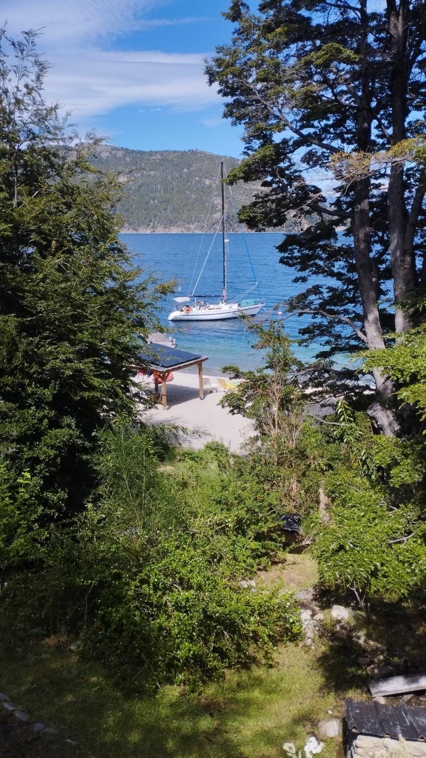 Vivi Bariloche desde el Agua Excursiones nauticas Docked boat in San Carlos Bariloche