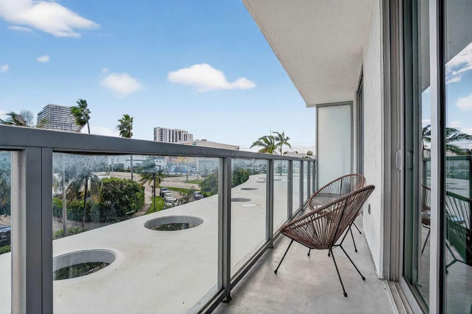 Biscayne Cove by Rove Travel - Condo with Balcony House in Miami