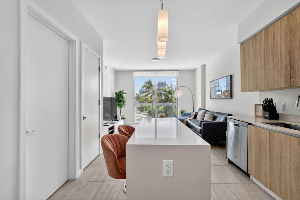 Biscayne Cove by Rove Travel - Condo with Balcony House in Miami