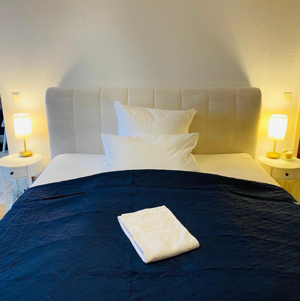 Bed, towels
