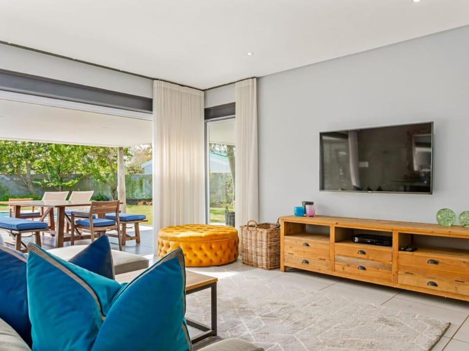 TV and multimedia, Living room, Seating area, Dining area, Evening entertainment