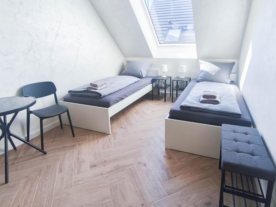 Photo of the whole room, room service