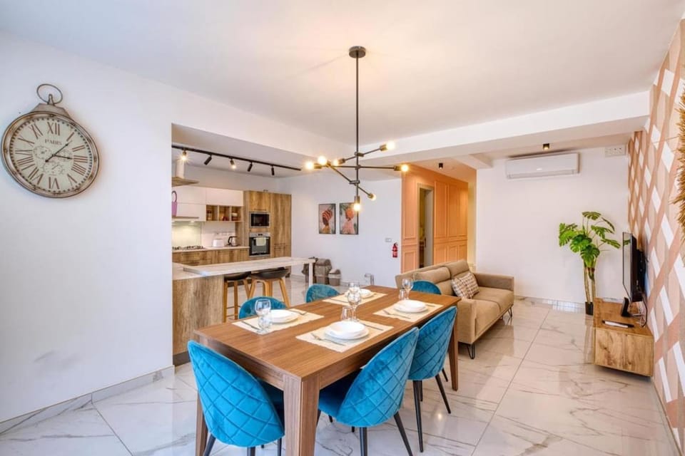 Coffee/tea facilities, Kitchen or kitchenette, Living room, Food and drinks, Seating area, Dining area, Food, minibar, pet friendly, stove