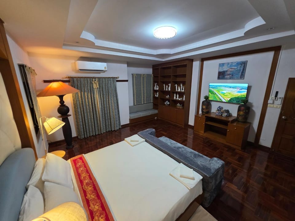 Bed, TV and multimedia, Photo of the whole room, Evening entertainment, Bedroom
