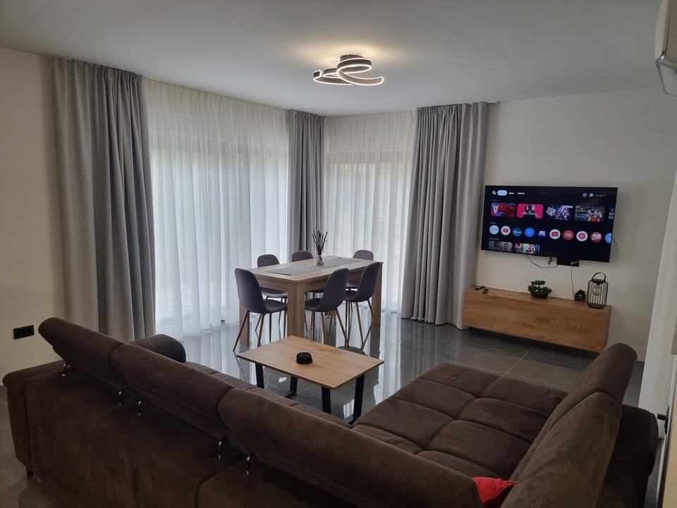 Communal lounge/ TV room, TV and multimedia, Living room, Seating area, Evening entertainment