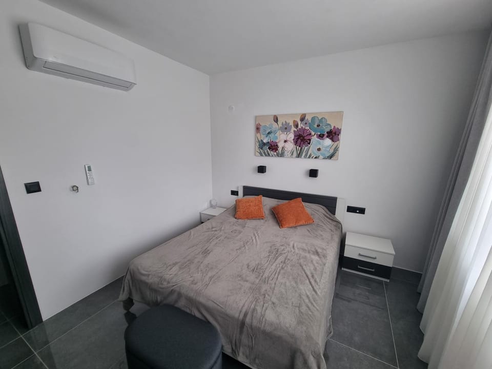 Bed, Photo of the whole room, Bedroom, internet, air conditioner