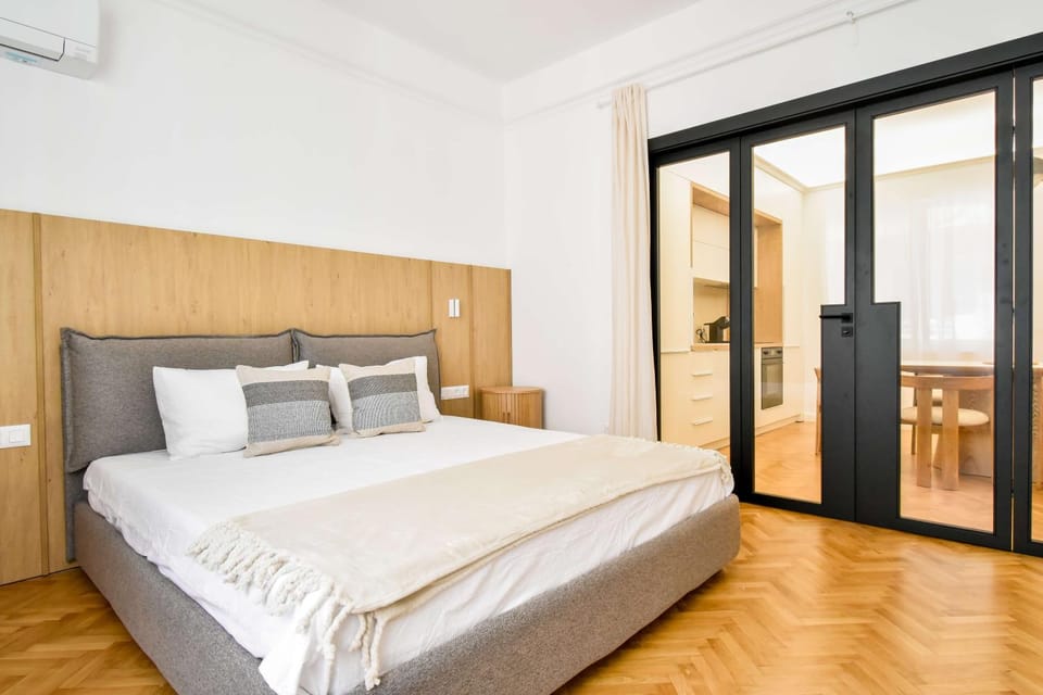 Lift - Duplex - King Beds - 5min to Vitosha Apartment in Sofia