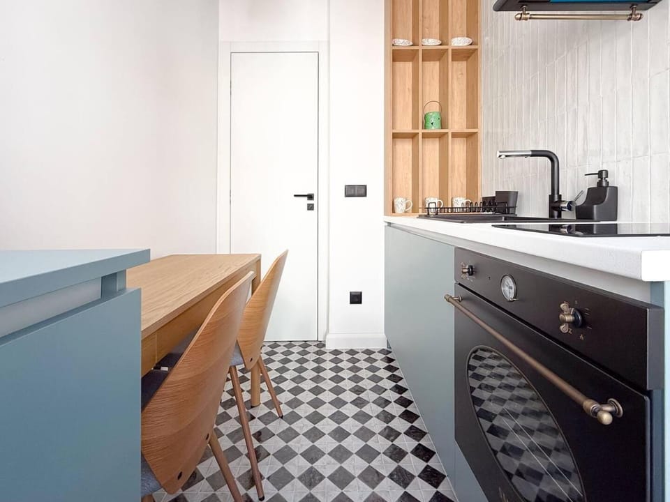 Kitchen or kitchenette, Dining area, oven