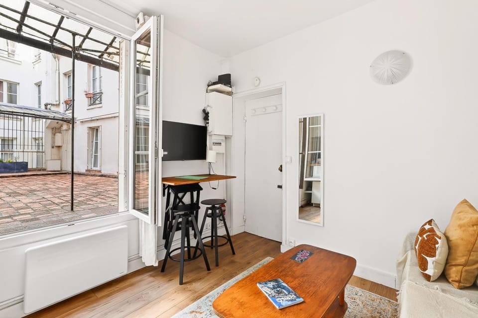 Lovely Studio 10 mn walk to Louvre & Latin Quarter Apartment in Paris