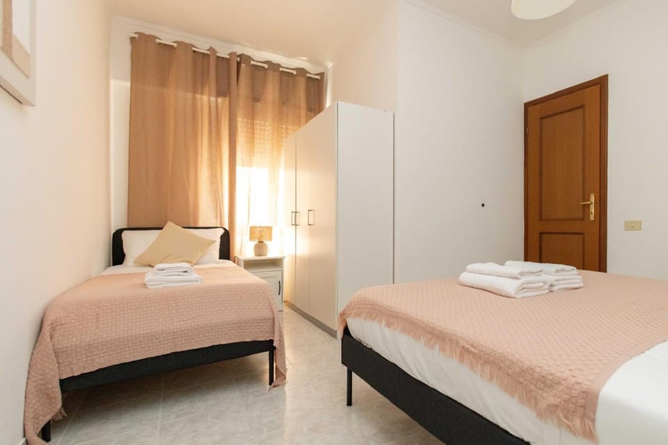 Photo of the whole room, Bedroom, towels