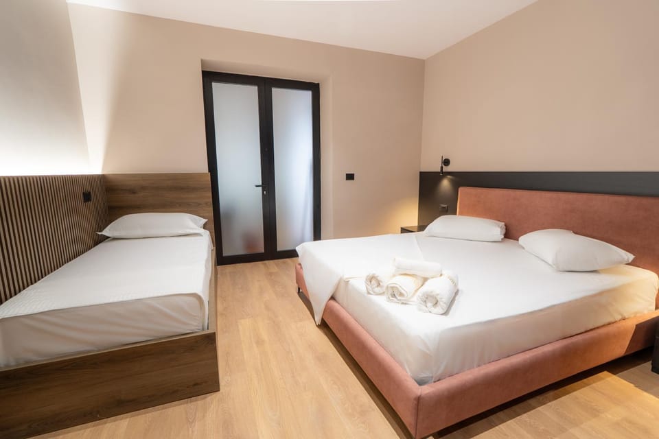 Bed, Bedroom, towels