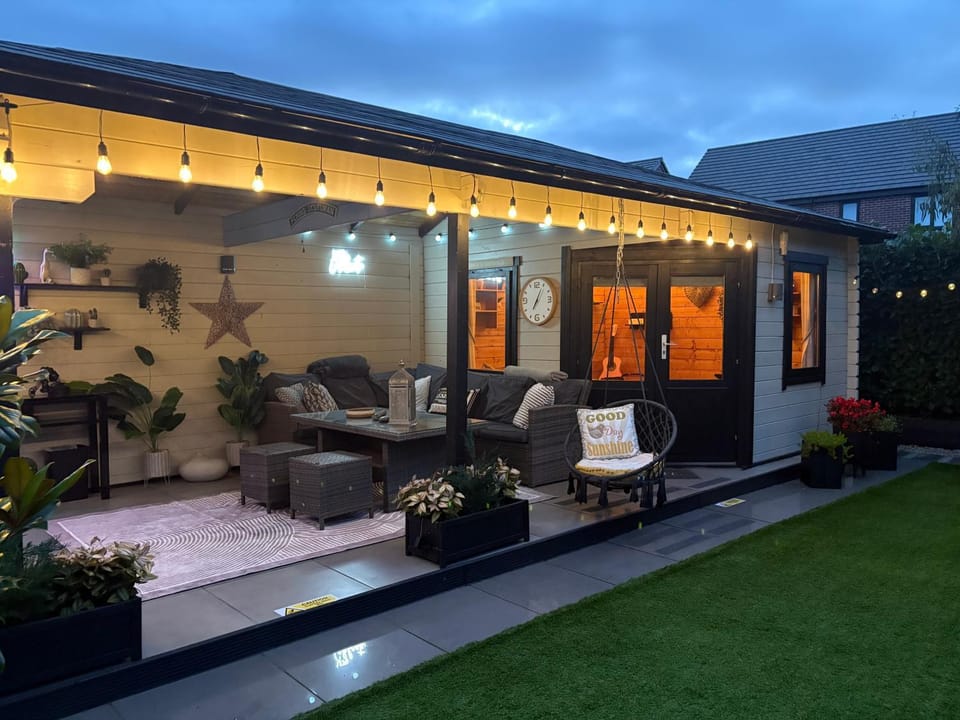 Modern Detached House with multiple parking and large garden next to Anfield Stadium House in Liverpool