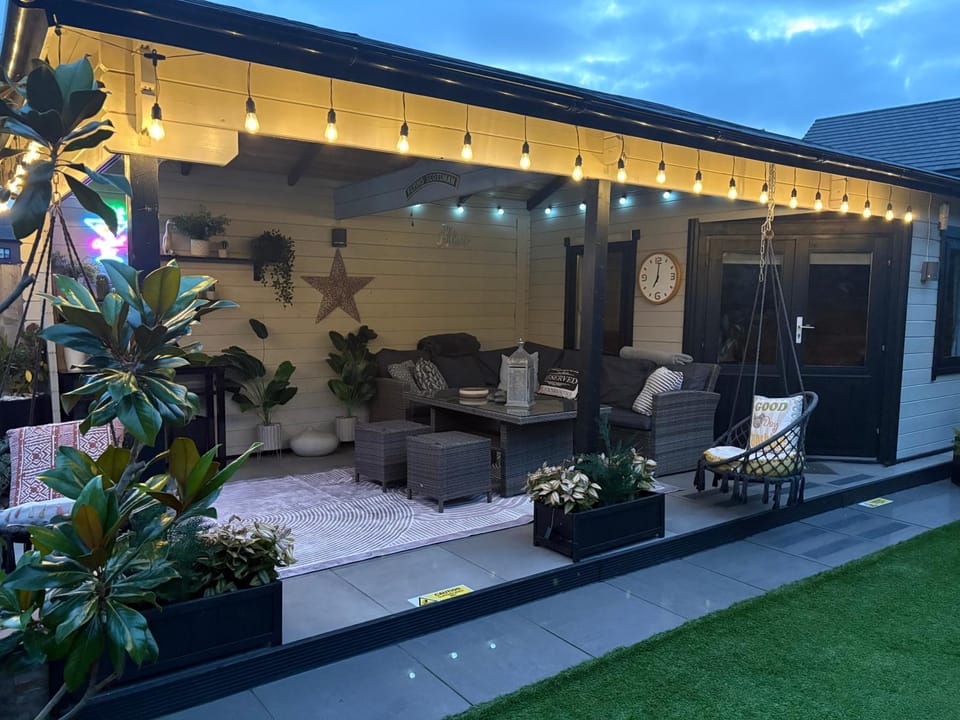 Modern Detached House with multiple parking and large garden next to Anfield Stadium House in Liverpool