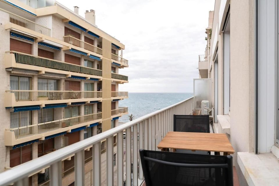 AK Superb 3P sea view, close to old town Apartment in Antibes