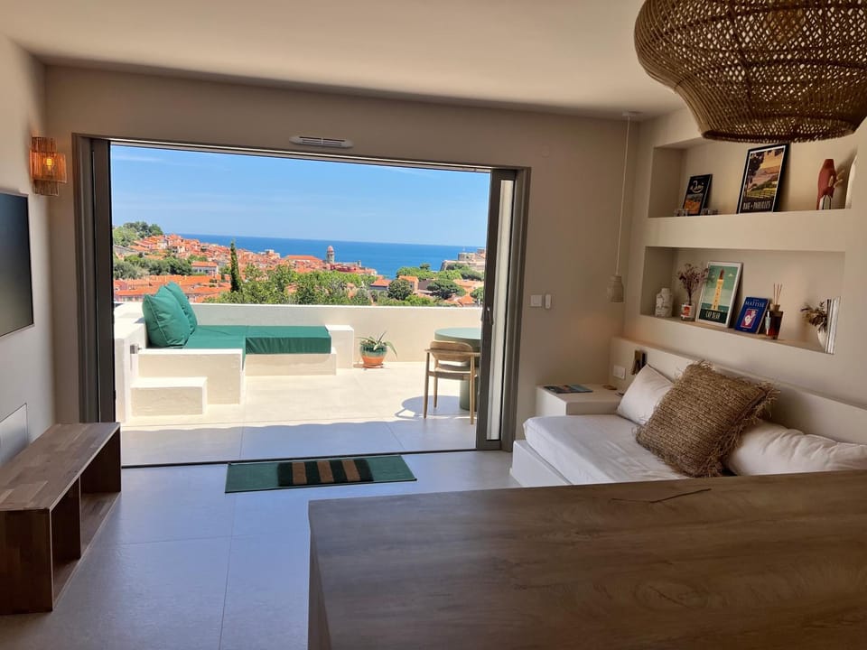 View (from property/room), Living room, Dining area, City view, Sea view, Meals
