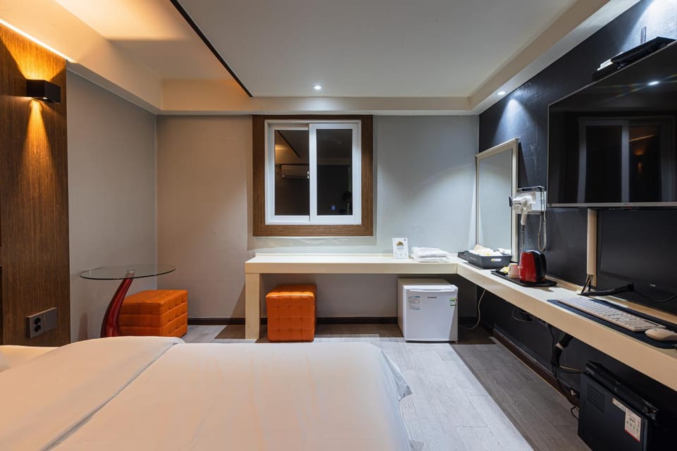 Photo of the whole room, Bedroom